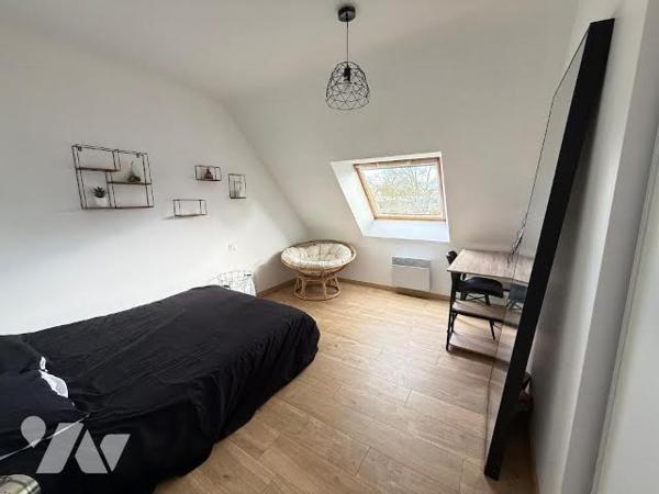 Maison familiale de 151 m² avec terrasse, grand jardin et garage indépendant.