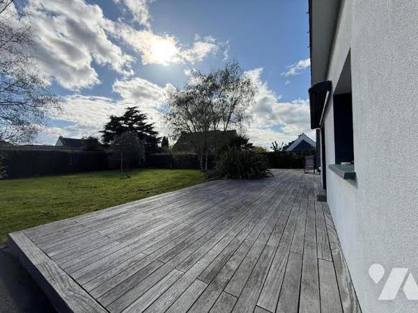 Maison familiale de 151 m² avec terrasse, grand jardin et garage indépendant.