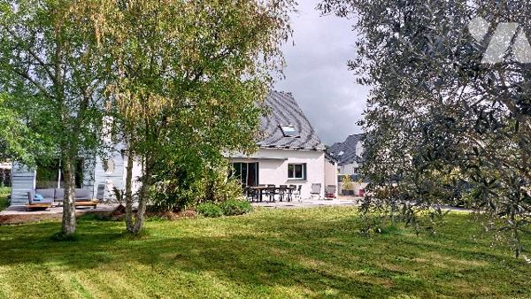 Maison familiale de 151 m² avec terrasse, grand jardin et garage indépendant.