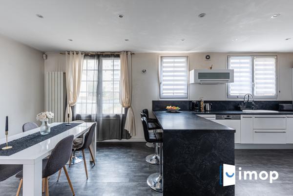 Proximité RER D. Maison de 220m2 avec dépendance et jardin