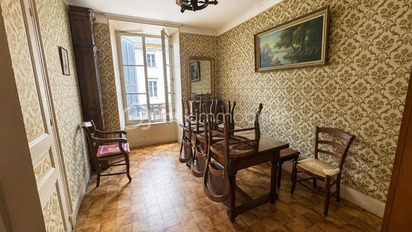 À VENDRE : Appartement 90 m² à rénover avec jardin – La Mure (38350)
Idéal investisseur, résidence principale ou secondaire.
Situé au premier étage d'une petite copropriété de seulement 3 lots en plein centre-village, découvrez ce plateau de 90 m² offrant un très joli potentiel d'aménagement. Ce bien rare bénéficie également de la possibilité d'un jardin privatif de 150 m².
Rénovation complète à prévoir : une véritable page blanche pour concevoir votre projet sur-mesure (grand appartement ou découpe locative).
 Superficie : 90 m²
 Extérieur : Possibilité jardin de 150 m²
 Charges & Foncier : Très faibles (petite copropriété de 3 lots)
 Prix de vente : 95 000 €
Les avantages de La Mure en bref :
 Cadre unique : Labellisée "Village-Étape" sur la Route Napoléon, à proximité immédiate des 4 Lacs de la Matheysine et des passerelles du Monteynard.
 Dynamisme local : Attractivité touristique forte (Petit Train de La Mure) et économie locale active toute l'année.
 Commodités à pied : Tous les commerces, écoles, lycées et services sont accessibles au cœur du village.
 Rentabilité : Un marché immobilier très accessible avec une fiscalité locale légère, idéal pour un investissement performant.
Une opportunité rare avec un tel potentiel. À visiter sans tarder !