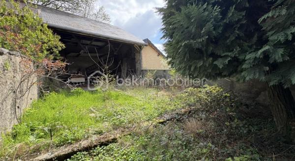 À VENDRE : Appartement 90 m² à rénover avec jardin – La Mure (38350)
Idéal investisseur, résidence principale ou secondaire.
Situé au premier étage d'une petite copropriété de seulement 3 lots en plein centre-village, découvrez ce plateau de 90 m² offrant un très joli potentiel d'aménagement. Ce bien rare bénéficie également de la possibilité d'un jardin privatif de 150 m².
Rénovation complète à prévoir : une véritable page blanche pour concevoir votre projet sur-mesure (grand appartement ou découpe locative).
 Superficie : 90 m²
 Extérieur : Possibilité jardin de 150 m²
 Charges & Foncier : Très faibles (petite copropriété de 3 lots)
 Prix de vente : 95 000 €
Les avantages de La Mure en bref :
 Cadre unique : Labellisée "Village-Étape" sur la Route Napoléon, à proximité immédiate des 4 Lacs de la Matheysine et des passerelles du Monteynard.
 Dynamisme local : Attractivité touristique forte (Petit Train de La Mure) et économie locale active toute l'année.
 Commodités à pied : Tous les commerces, écoles, lycées et services sont accessibles au cœur du village.
 Rentabilité : Un marché immobilier très accessible avec une fiscalité locale légère, idéal pour un investissement performant.
Une opportunité rare avec un tel potentiel. À visiter sans tarder !