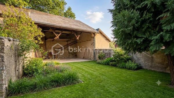 À VENDRE : Appartement 90 m² à rénover avec jardin – La Mure (38350)
Idéal investisseur, résidence principale ou secondaire.
Situé au premier étage d'une petite copropriété de seulement 3 lots en plein centre-village, découvrez ce plateau de 90 m² offrant un très joli potentiel d'aménagement. Ce bien rare bénéficie également de la possibilité d'un jardin privatif de 150 m².
Rénovation complète à prévoir : une véritable page blanche pour concevoir votre projet sur-mesure (grand appartement ou découpe locative).
 Superficie : 90 m²
 Extérieur : Possibilité jardin de 150 m²
 Charges & Foncier : Très faibles (petite copropriété de 3 lots)
 Prix de vente : 95 000 €
Les avantages de La Mure en bref :
 Cadre unique : Labellisée "Village-Étape" sur la Route Napoléon, à proximité immédiate des 4 Lacs de la Matheysine et des passerelles du Monteynard.
 Dynamisme local : Attractivité touristique forte (Petit Train de La Mure) et économie locale active toute l'année.
 Commodités à pied : Tous les commerces, écoles, lycées et services sont accessibles au cœur du village.
 Rentabilité : Un marché immobilier très accessible avec une fiscalité locale légère, idéal pour un investissement performant.
Une opportunité rare avec un tel potentiel. À visiter sans tarder !