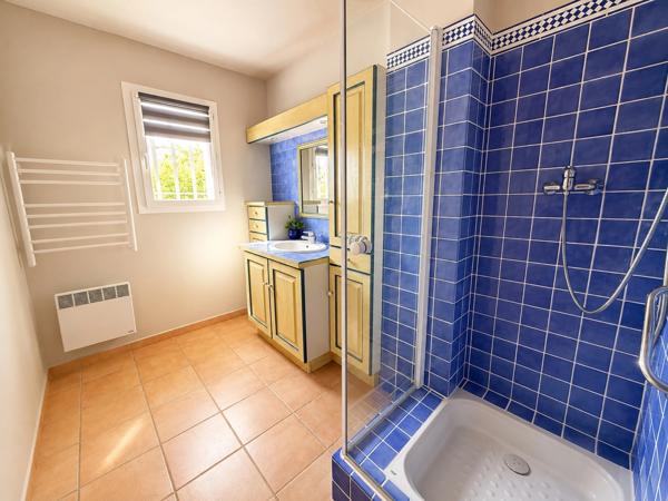Maison à vendre 6 pièces 130 m2, dépendance, piscine, jardin  LAURIS (84)