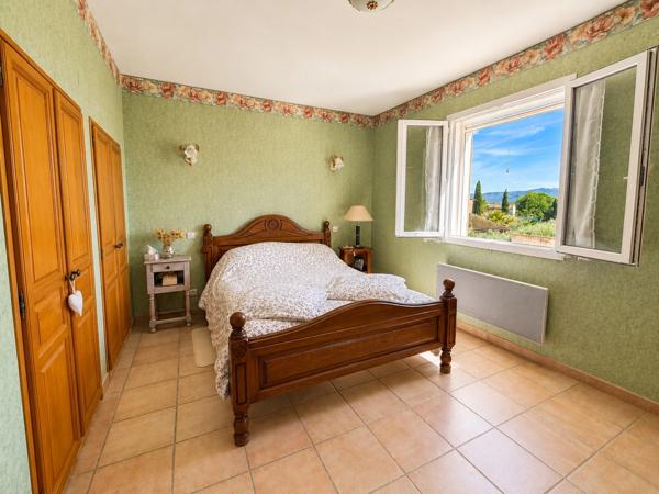Maison à vendre 6 pièces 130 m2, dépendance, piscine, jardin  LAURIS (84)