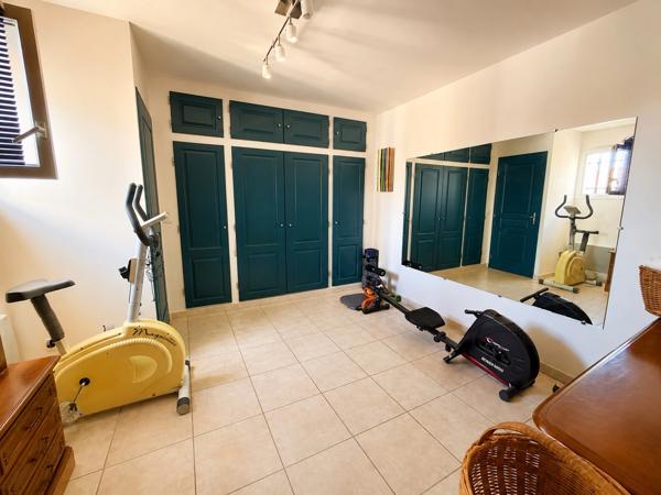 Maison à vendre 6 pièces 130 m2, dépendance, piscine, jardin  LAURIS (84)
