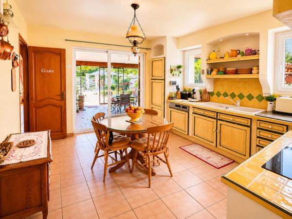 Maison à vendre 6 pièces 130 m2, dépendance, piscine, jardin  LAURIS (84)