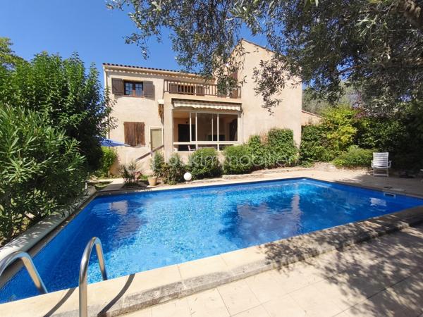 Manosque  sur les hauteurs au sein d' un quartier résidentiel  Villa R +1  type 6/7 de 160 m²  avec piscine sur 700 m² de terrain clôturé. Celle ci se compose en rdc d' une cuisine fermée, 2 chambres, 1 wc , une sdb un salon avec cheminée qui donne sur une véranda et le jardin. A l ' étage par un escalier ouvert 3 chambres dont une avec terrasse , un wc et une sdb. Terrain joliment arboré oliviers , arbres fruitiers.... garage et une piscine 8x4.