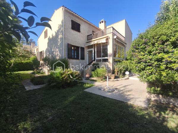 Manosque  sur les hauteurs au sein d' un quartier résidentiel  Villa R +1  type 6/7 de 160 m²  avec piscine sur 700 m² de terrain clôturé. Celle ci se compose en rdc d' une cuisine fermée, 2 chambres, 1 wc , une sdb un salon avec cheminée qui donne sur une véranda et le jardin. A l ' étage par un escalier ouvert 3 chambres dont une avec terrasse , un wc et une sdb. Terrain joliment arboré oliviers , arbres fruitiers.... garage et une piscine 8x4.