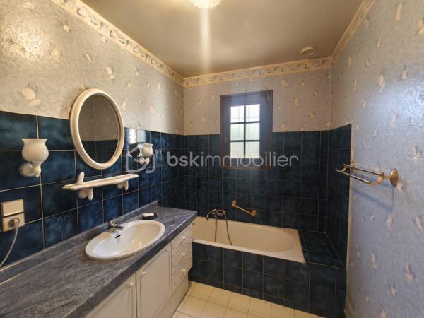 Manosque  sur les hauteurs au sein d' un quartier résidentiel  Villa R +1  type 6/7 de 160 m²  avec piscine sur 700 m² de terrain clôturé. Celle ci se compose en rdc d' une cuisine fermée, 2 chambres, 1 wc , une sdb un salon avec cheminée qui donne sur une véranda et le jardin. A l ' étage par un escalier ouvert 3 chambres dont une avec terrasse , un wc et une sdb. Terrain joliment arboré oliviers , arbres fruitiers.... garage et une piscine 8x4.