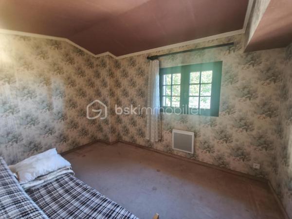 Manosque  sur les hauteurs au sein d' un quartier résidentiel  Villa R +1  type 6/7 de 160 m²  avec piscine sur 700 m² de terrain clôturé. Celle ci se compose en rdc d' une cuisine fermée, 2 chambres, 1 wc , une sdb un salon avec cheminée qui donne sur une véranda et le jardin. A l ' étage par un escalier ouvert 3 chambres dont une avec terrasse , un wc et une sdb. Terrain joliment arboré oliviers , arbres fruitiers.... garage et une piscine 8x4.