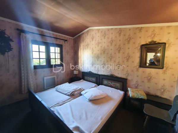 Manosque  sur les hauteurs au sein d' un quartier résidentiel  Villa R +1  type 6/7 de 160 m²  avec piscine sur 700 m² de terrain clôturé. Celle ci se compose en rdc d' une cuisine fermée, 2 chambres, 1 wc , une sdb un salon avec cheminée qui donne sur une véranda et le jardin. A l ' étage par un escalier ouvert 3 chambres dont une avec terrasse , un wc et une sdb. Terrain joliment arboré oliviers , arbres fruitiers.... garage et une piscine 8x4.
