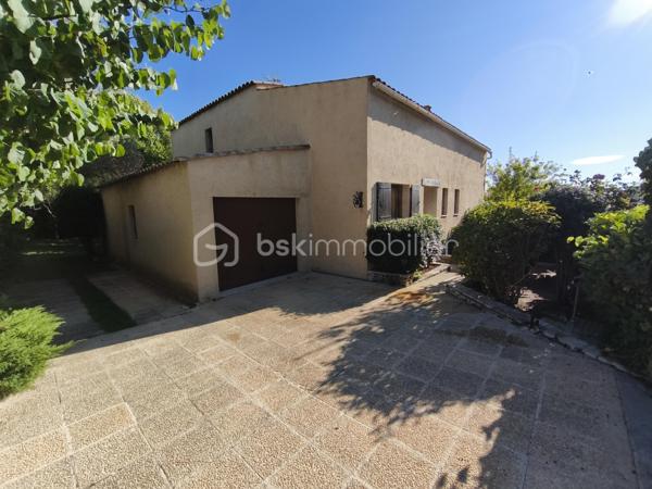 Manosque  sur les hauteurs au sein d' un quartier résidentiel  Villa R +1  type 6/7 de 160 m²  avec piscine sur 700 m² de terrain clôturé. Celle ci se compose en rdc d' une cuisine fermée, 2 chambres, 1 wc , une sdb un salon avec cheminée qui donne sur une véranda et le jardin. A l ' étage par un escalier ouvert 3 chambres dont une avec terrasse , un wc et une sdb. Terrain joliment arboré oliviers , arbres fruitiers.... garage et une piscine 8x4.