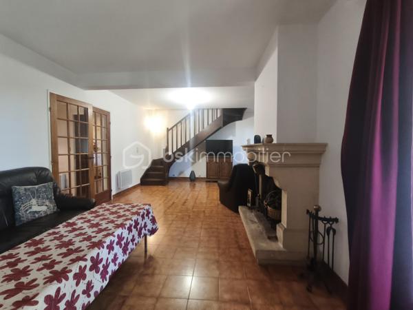 Manosque  sur les hauteurs au sein d' un quartier résidentiel  Villa R +1  type 6/7 de 160 m²  avec piscine sur 700 m² de terrain clôturé. Celle ci se compose en rdc d' une cuisine fermée, 2 chambres, 1 wc , une sdb un salon avec cheminée qui donne sur une véranda et le jardin. A l ' étage par un escalier ouvert 3 chambres dont une avec terrasse , un wc et une sdb. Terrain joliment arboré oliviers , arbres fruitiers.... garage et une piscine 8x4.