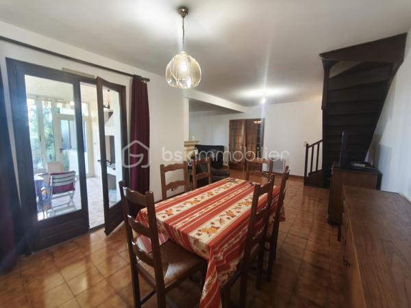 Manosque  sur les hauteurs au sein d' un quartier résidentiel  Villa R +1  type 6/7 de 160 m²  avec piscine sur 700 m² de terrain clôturé. Celle ci se compose en rdc d' une cuisine fermée, 2 chambres, 1 wc , une sdb un salon avec cheminée qui donne sur une véranda et le jardin. A l ' étage par un escalier ouvert 3 chambres dont une avec terrasse , un wc et une sdb. Terrain joliment arboré oliviers , arbres fruitiers.... garage et une piscine 8x4.