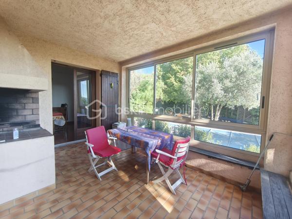 Manosque  sur les hauteurs au sein d' un quartier résidentiel  Villa R +1  type 6/7 de 160 m²  avec piscine sur 700 m² de terrain clôturé. Celle ci se compose en rdc d' une cuisine fermée, 2 chambres, 1 wc , une sdb un salon avec cheminée qui donne sur une véranda et le jardin. A l ' étage par un escalier ouvert 3 chambres dont une avec terrasse , un wc et une sdb. Terrain joliment arboré oliviers , arbres fruitiers.... garage et une piscine 8x4.