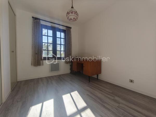 Manosque  sur les hauteurs au sein d' un quartier résidentiel  Villa R +1  type 6/7 de 160 m²  avec piscine sur 700 m² de terrain clôturé. Celle ci se compose en rdc d' une cuisine fermée, 2 chambres, 1 wc , une sdb un salon avec cheminée qui donne sur une véranda et le jardin. A l ' étage par un escalier ouvert 3 chambres dont une avec terrasse , un wc et une sdb. Terrain joliment arboré oliviers , arbres fruitiers.... garage et une piscine 8x4.