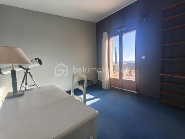 Manosque  sur les hauteurs au sein d' un quartier résidentiel  Villa R +1  type 6/7 de 160 m²  avec piscine sur 700 m² de terrain clôturé. Celle ci se compose en rdc d' une cuisine fermée, 2 chambres, 1 wc , une sdb un salon avec cheminée qui donne sur une véranda et le jardin. A l ' étage par un escalier ouvert 3 chambres dont une avec terrasse , un wc et une sdb. Terrain joliment arboré oliviers , arbres fruitiers.... garage et une piscine 8x4.