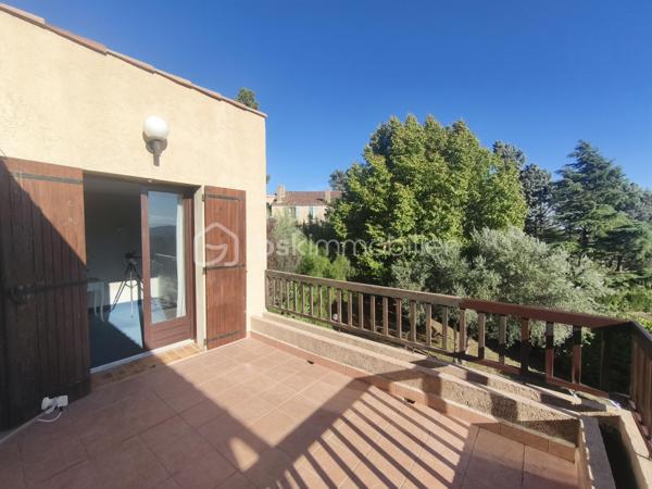 Manosque  sur les hauteurs au sein d' un quartier résidentiel  Villa R +1  type 6/7 de 160 m²  avec piscine sur 700 m² de terrain clôturé. Celle ci se compose en rdc d' une cuisine fermée, 2 chambres, 1 wc , une sdb un salon avec cheminée qui donne sur une véranda et le jardin. A l ' étage par un escalier ouvert 3 chambres dont une avec terrasse , un wc et une sdb. Terrain joliment arboré oliviers , arbres fruitiers.... garage et une piscine 8x4.