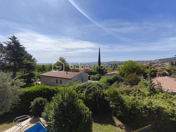 Manosque  sur les hauteurs au sein d' un quartier résidentiel  Villa R +1  type 6/7 de 160 m²  avec piscine sur 700 m² de terrain clôturé. Celle ci se compose en rdc d' une cuisine fermée, 2 chambres, 1 wc , une sdb un salon avec cheminée qui donne sur une véranda et le jardin. A l ' étage par un escalier ouvert 3 chambres dont une avec terrasse , un wc et une sdb. Terrain joliment arboré oliviers , arbres fruitiers.... garage et une piscine 8x4.