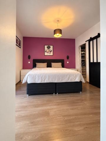Vue imprenable, calme absolu et prestations de qualité pour cette villa BBC de 2017 d'une surface de 135 m², implantée sur une parcelle d’environ 500 m², ouverte sur des prés classés en zone protégée (non constructible), avec une magnifique vue sur le Vercors, le Pilat et les Monts du Lyonnais.

Au rez-de-chaussée, une superbe pièce de vie de 58 m², lumineuse et conviviale, avec 2,65 m de hauteur sous plafond et deux grandes baies vitrées coulissantes donnant directement sur une terrasse de 56 m² en bois exotique et le jardin paysagé. espace cuisine entièrement équipée.

Ce niveau comprend également une suite parentale de 20 m² avec dressing, salle d’eau et accès extérieur, un bureau/chambre de 9,89 m², une buanderie et un WC.

À l’étage : deux chambres de 12,23 m² et 11,77 m², salle d’eau et WC.

Côté prestations : construction en briques isolantes, menuiseries aluminium, volets roulants électriques, domotique, chaudière gaz à condensation et ballon thermodynamique.

Un garage de 32 m² entièrement isolé et carrelé, avec porte motorisée, ainsi qu’un portail motorisé complètent ce bien.

Une villa lumineuse et parfaitement entretenue, offrant un cadre de vie privilégié et une vue exceptionnelle sur un environnement naturel préservé

Le Gazon provient de l'IA (suite à la canicule), mais il va être re semé dans les jours à venir.