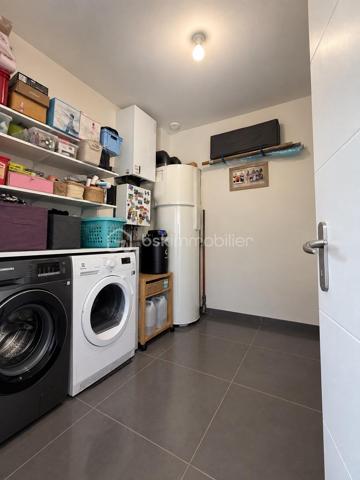 Vue imprenable, calme absolu et prestations de qualité pour cette villa BBC de 2017 d'une surface de 135 m², implantée sur une parcelle d’environ 500 m², ouverte sur des prés classés en zone protégée (non constructible), avec une magnifique vue sur le Vercors, le Pilat et les Monts du Lyonnais.

Au rez-de-chaussée, une superbe pièce de vie de 58 m², lumineuse et conviviale, avec 2,65 m de hauteur sous plafond et deux grandes baies vitrées coulissantes donnant directement sur une terrasse de 56 m² en bois exotique et le jardin paysagé. espace cuisine entièrement équipée.

Ce niveau comprend également une suite parentale de 20 m² avec dressing, salle d’eau et accès extérieur, un bureau/chambre de 9,89 m², une buanderie et un WC.

À l’étage : deux chambres de 12,23 m² et 11,77 m², salle d’eau et WC.

Côté prestations : construction en briques isolantes, menuiseries aluminium, volets roulants électriques, domotique, chaudière gaz à condensation et ballon thermodynamique.

Un garage de 32 m² entièrement isolé et carrelé, avec porte motorisée, ainsi qu’un portail motorisé complètent ce bien.

Une villa lumineuse et parfaitement entretenue, offrant un cadre de vie privilégié et une vue exceptionnelle sur un environnement naturel préservé

Le Gazon provient de l'IA (suite à la canicule), mais il va être re semé dans les jours à venir.