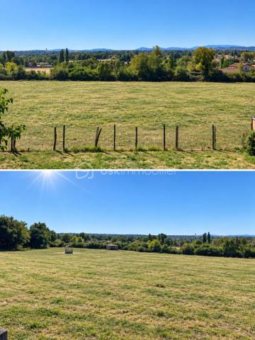 Vue imprenable, calme absolu et prestations de qualité pour cette villa BBC de 2017 d'une surface de 135 m², implantée sur une parcelle d’environ 500 m², ouverte sur des prés classés en zone protégée (non constructible), avec une magnifique vue sur le Vercors, le Pilat et les Monts du Lyonnais.

Au rez-de-chaussée, une superbe pièce de vie de 58 m², lumineuse et conviviale, avec 2,65 m de hauteur sous plafond et deux grandes baies vitrées coulissantes donnant directement sur une terrasse de 56 m² en bois exotique et le jardin paysagé. espace cuisine entièrement équipée.

Ce niveau comprend également une suite parentale de 20 m² avec dressing, salle d’eau et accès extérieur, un bureau/chambre de 9,89 m², une buanderie et un WC.

À l’étage : deux chambres de 12,23 m² et 11,77 m², salle d’eau et WC.

Côté prestations : construction en briques isolantes, menuiseries aluminium, volets roulants électriques, domotique, chaudière gaz à condensation et ballon thermodynamique.

Un garage de 32 m² entièrement isolé et carrelé, avec porte motorisée, ainsi qu’un portail motorisé complètent ce bien.

Une villa lumineuse et parfaitement entretenue, offrant un cadre de vie privilégié et une vue exceptionnelle sur un environnement naturel préservé

Le Gazon provient de l'IA (suite à la canicule), mais il va être re semé dans les jours à venir.