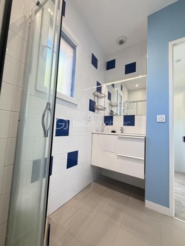Vue imprenable, calme absolu et prestations de qualité pour cette villa BBC de 2017 d'une surface de 135 m², implantée sur une parcelle d’environ 500 m², ouverte sur des prés classés en zone protégée (non constructible), avec une magnifique vue sur le Vercors, le Pilat et les Monts du Lyonnais.

Au rez-de-chaussée, une superbe pièce de vie de 58 m², lumineuse et conviviale, avec 2,65 m de hauteur sous plafond et deux grandes baies vitrées coulissantes donnant directement sur une terrasse de 56 m² en bois exotique et le jardin paysagé. espace cuisine entièrement équipée.

Ce niveau comprend également une suite parentale de 20 m² avec dressing, salle d’eau et accès extérieur, un bureau/chambre de 9,89 m², une buanderie et un WC.

À l’étage : deux chambres de 12,23 m² et 11,77 m², salle d’eau et WC.

Côté prestations : construction en briques isolantes, menuiseries aluminium, volets roulants électriques, domotique, chaudière gaz à condensation et ballon thermodynamique.

Un garage de 32 m² entièrement isolé et carrelé, avec porte motorisée, ainsi qu’un portail motorisé complètent ce bien.

Une villa lumineuse et parfaitement entretenue, offrant un cadre de vie privilégié et une vue exceptionnelle sur un environnement naturel préservé

Le Gazon provient de l'IA (suite à la canicule), mais il va être re semé dans les jours à venir.