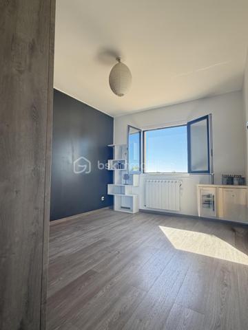 Vue imprenable, calme absolu et prestations de qualité pour cette villa BBC de 2017 d'une surface de 135 m², implantée sur une parcelle d’environ 500 m², ouverte sur des prés classés en zone protégée (non constructible), avec une magnifique vue sur le Vercors, le Pilat et les Monts du Lyonnais.

Au rez-de-chaussée, une superbe pièce de vie de 58 m², lumineuse et conviviale, avec 2,65 m de hauteur sous plafond et deux grandes baies vitrées coulissantes donnant directement sur une terrasse de 56 m² en bois exotique et le jardin paysagé. espace cuisine entièrement équipée.

Ce niveau comprend également une suite parentale de 20 m² avec dressing, salle d’eau et accès extérieur, un bureau/chambre de 9,89 m², une buanderie et un WC.

À l’étage : deux chambres de 12,23 m² et 11,77 m², salle d’eau et WC.

Côté prestations : construction en briques isolantes, menuiseries aluminium, volets roulants électriques, domotique, chaudière gaz à condensation et ballon thermodynamique.

Un garage de 32 m² entièrement isolé et carrelé, avec porte motorisée, ainsi qu’un portail motorisé complètent ce bien.

Une villa lumineuse et parfaitement entretenue, offrant un cadre de vie privilégié et une vue exceptionnelle sur un environnement naturel préservé

Le Gazon provient de l'IA (suite à la canicule), mais il va être re semé dans les jours à venir.