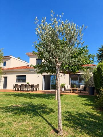 Vue imprenable, calme absolu et prestations de qualité pour cette villa BBC de 2017 d'une surface de 135 m², implantée sur une parcelle d’environ 500 m², ouverte sur des prés classés en zone protégée (non constructible), avec une magnifique vue sur le Vercors, le Pilat et les Monts du Lyonnais.

Au rez-de-chaussée, une superbe pièce de vie de 58 m², lumineuse et conviviale, avec 2,65 m de hauteur sous plafond et deux grandes baies vitrées coulissantes donnant directement sur une terrasse de 56 m² en bois exotique et le jardin paysagé. espace cuisine entièrement équipée.

Ce niveau comprend également une suite parentale de 20 m² avec dressing, salle d’eau et accès extérieur, un bureau/chambre de 9,89 m², une buanderie et un WC.

À l’étage : deux chambres de 12,23 m² et 11,77 m², salle d’eau et WC.

Côté prestations : construction en briques isolantes, menuiseries aluminium, volets roulants électriques, domotique, chaudière gaz à condensation et ballon thermodynamique.

Un garage de 32 m² entièrement isolé et carrelé, avec porte motorisée, ainsi qu’un portail motorisé complètent ce bien.

Une villa lumineuse et parfaitement entretenue, offrant un cadre de vie privilégié et une vue exceptionnelle sur un environnement naturel préservé

Le Gazon provient de l'IA (suite à la canicule), mais il va être re semé dans les jours à venir.