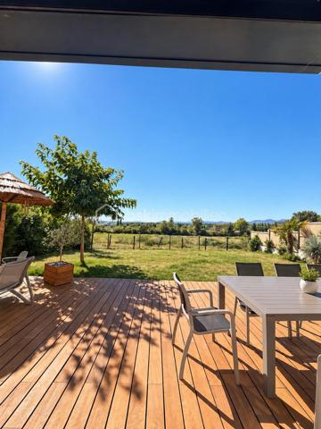 Vue imprenable, calme absolu et prestations de qualité pour cette villa BBC de 2017 d'une surface de 135 m², implantée sur une parcelle d’environ 500 m², ouverte sur des prés classés en zone protégée (non constructible), avec une magnifique vue sur le Vercors, le Pilat et les Monts du Lyonnais.

Au rez-de-chaussée, une superbe pièce de vie de 58 m², lumineuse et conviviale, avec 2,65 m de hauteur sous plafond et deux grandes baies vitrées coulissantes donnant directement sur une terrasse de 56 m² en bois exotique et le jardin paysagé. espace cuisine entièrement équipée.

Ce niveau comprend également une suite parentale de 20 m² avec dressing, salle d’eau et accès extérieur, un bureau/chambre de 9,89 m², une buanderie et un WC.

À l’étage : deux chambres de 12,23 m² et 11,77 m², salle d’eau et WC.

Côté prestations : construction en briques isolantes, menuiseries aluminium, volets roulants électriques, domotique, chaudière gaz à condensation et ballon thermodynamique.

Un garage de 32 m² entièrement isolé et carrelé, avec porte motorisée, ainsi qu’un portail motorisé complètent ce bien.

Une villa lumineuse et parfaitement entretenue, offrant un cadre de vie privilégié et une vue exceptionnelle sur un environnement naturel préservé

Le Gazon provient de l'IA (suite à la canicule), mais il va être re semé dans les jours à venir.