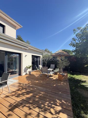 Vue imprenable, calme absolu et prestations de qualité pour cette villa BBC de 2017 d'une surface de 135 m², implantée sur une parcelle d’environ 500 m², ouverte sur des prés classés en zone protégée (non constructible), avec une magnifique vue sur le Vercors, le Pilat et les Monts du Lyonnais.

Au rez-de-chaussée, une superbe pièce de vie de 58 m², lumineuse et conviviale, avec 2,65 m de hauteur sous plafond et deux grandes baies vitrées coulissantes donnant directement sur une terrasse de 56 m² en bois exotique et le jardin paysagé. espace cuisine entièrement équipée.

Ce niveau comprend également une suite parentale de 20 m² avec dressing, salle d’eau et accès extérieur, un bureau/chambre de 9,89 m², une buanderie et un WC.

À l’étage : deux chambres de 12,23 m² et 11,77 m², salle d’eau et WC.

Côté prestations : construction en briques isolantes, menuiseries aluminium, volets roulants électriques, domotique, chaudière gaz à condensation et ballon thermodynamique.

Un garage de 32 m² entièrement isolé et carrelé, avec porte motorisée, ainsi qu’un portail motorisé complètent ce bien.

Une villa lumineuse et parfaitement entretenue, offrant un cadre de vie privilégié et une vue exceptionnelle sur un environnement naturel préservé

Le Gazon provient de l'IA (suite à la canicule), mais il va être re semé dans les jours à venir.