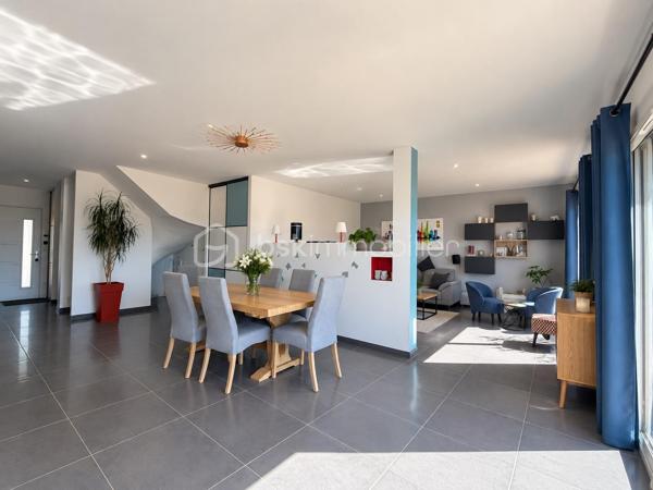 Vue imprenable, calme absolu et prestations de qualité pour cette villa BBC de 2017 d'une surface de 135 m², implantée sur une parcelle d’environ 500 m², ouverte sur des prés classés en zone protégée (non constructible), avec une magnifique vue sur le Vercors, le Pilat et les Monts du Lyonnais.

Au rez-de-chaussée, une superbe pièce de vie de 58 m², lumineuse et conviviale, avec 2,65 m de hauteur sous plafond et deux grandes baies vitrées coulissantes donnant directement sur une terrasse de 56 m² en bois exotique et le jardin paysagé. espace cuisine entièrement équipée.

Ce niveau comprend également une suite parentale de 20 m² avec dressing, salle d’eau et accès extérieur, un bureau/chambre de 9,89 m², une buanderie et un WC.

À l’étage : deux chambres de 12,23 m² et 11,77 m², salle d’eau et WC.

Côté prestations : construction en briques isolantes, menuiseries aluminium, volets roulants électriques, domotique, chaudière gaz à condensation et ballon thermodynamique.

Un garage de 32 m² entièrement isolé et carrelé, avec porte motorisée, ainsi qu’un portail motorisé complètent ce bien.

Une villa lumineuse et parfaitement entretenue, offrant un cadre de vie privilégié et une vue exceptionnelle sur un environnement naturel préservé

Le Gazon provient de l'IA (suite à la canicule), mais il va être re semé dans les jours à venir.