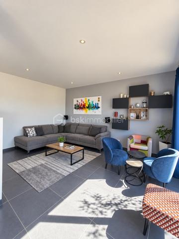 Vue imprenable, calme absolu et prestations de qualité pour cette villa BBC de 2017 d'une surface de 135 m², implantée sur une parcelle d’environ 500 m², ouverte sur des prés classés en zone protégée (non constructible), avec une magnifique vue sur le Vercors, le Pilat et les Monts du Lyonnais.

Au rez-de-chaussée, une superbe pièce de vie de 58 m², lumineuse et conviviale, avec 2,65 m de hauteur sous plafond et deux grandes baies vitrées coulissantes donnant directement sur une terrasse de 56 m² en bois exotique et le jardin paysagé. espace cuisine entièrement équipée.

Ce niveau comprend également une suite parentale de 20 m² avec dressing, salle d’eau et accès extérieur, un bureau/chambre de 9,89 m², une buanderie et un WC.

À l’étage : deux chambres de 12,23 m² et 11,77 m², salle d’eau et WC.

Côté prestations : construction en briques isolantes, menuiseries aluminium, volets roulants électriques, domotique, chaudière gaz à condensation et ballon thermodynamique.

Un garage de 32 m² entièrement isolé et carrelé, avec porte motorisée, ainsi qu’un portail motorisé complètent ce bien.

Une villa lumineuse et parfaitement entretenue, offrant un cadre de vie privilégié et une vue exceptionnelle sur un environnement naturel préservé

Le Gazon provient de l'IA (suite à la canicule), mais il va être re semé dans les jours à venir.