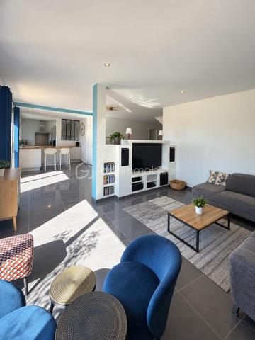 Vue imprenable, calme absolu et prestations de qualité pour cette villa BBC de 2017 d'une surface de 135 m², implantée sur une parcelle d’environ 500 m², ouverte sur des prés classés en zone protégée (non constructible), avec une magnifique vue sur le Vercors, le Pilat et les Monts du Lyonnais.

Au rez-de-chaussée, une superbe pièce de vie de 58 m², lumineuse et conviviale, avec 2,65 m de hauteur sous plafond et deux grandes baies vitrées coulissantes donnant directement sur une terrasse de 56 m² en bois exotique et le jardin paysagé. espace cuisine entièrement équipée.

Ce niveau comprend également une suite parentale de 20 m² avec dressing, salle d’eau et accès extérieur, un bureau/chambre de 9,89 m², une buanderie et un WC.

À l’étage : deux chambres de 12,23 m² et 11,77 m², salle d’eau et WC.

Côté prestations : construction en briques isolantes, menuiseries aluminium, volets roulants électriques, domotique, chaudière gaz à condensation et ballon thermodynamique.

Un garage de 32 m² entièrement isolé et carrelé, avec porte motorisée, ainsi qu’un portail motorisé complètent ce bien.

Une villa lumineuse et parfaitement entretenue, offrant un cadre de vie privilégié et une vue exceptionnelle sur un environnement naturel préservé

Le Gazon provient de l'IA (suite à la canicule), mais il va être re semé dans les jours à venir.