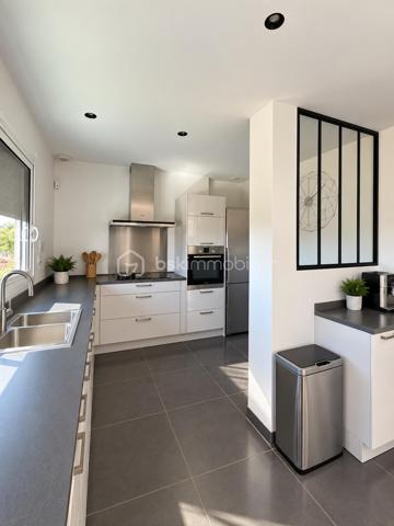 Vue imprenable, calme absolu et prestations de qualité pour cette villa BBC de 2017 d'une surface de 135 m², implantée sur une parcelle d’environ 500 m², ouverte sur des prés classés en zone protégée (non constructible), avec une magnifique vue sur le Vercors, le Pilat et les Monts du Lyonnais.

Au rez-de-chaussée, une superbe pièce de vie de 58 m², lumineuse et conviviale, avec 2,65 m de hauteur sous plafond et deux grandes baies vitrées coulissantes donnant directement sur une terrasse de 56 m² en bois exotique et le jardin paysagé. espace cuisine entièrement équipée.

Ce niveau comprend également une suite parentale de 20 m² avec dressing, salle d’eau et accès extérieur, un bureau/chambre de 9,89 m², une buanderie et un WC.

À l’étage : deux chambres de 12,23 m² et 11,77 m², salle d’eau et WC.

Côté prestations : construction en briques isolantes, menuiseries aluminium, volets roulants électriques, domotique, chaudière gaz à condensation et ballon thermodynamique.

Un garage de 32 m² entièrement isolé et carrelé, avec porte motorisée, ainsi qu’un portail motorisé complètent ce bien.

Une villa lumineuse et parfaitement entretenue, offrant un cadre de vie privilégié et une vue exceptionnelle sur un environnement naturel préservé

Le Gazon provient de l'IA (suite à la canicule), mais il va être re semé dans les jours à venir.