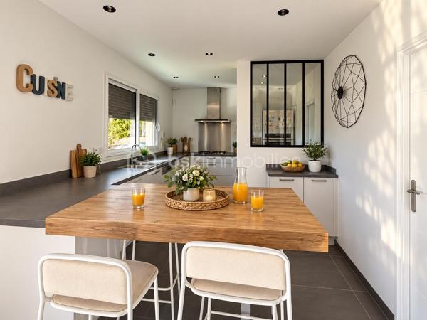 Vue imprenable, calme absolu et prestations de qualité pour cette villa BBC de 2017 d'une surface de 135 m², implantée sur une parcelle d’environ 500 m², ouverte sur des prés classés en zone protégée (non constructible), avec une magnifique vue sur le Vercors, le Pilat et les Monts du Lyonnais.

Au rez-de-chaussée, une superbe pièce de vie de 58 m², lumineuse et conviviale, avec 2,65 m de hauteur sous plafond et deux grandes baies vitrées coulissantes donnant directement sur une terrasse de 56 m² en bois exotique et le jardin paysagé. espace cuisine entièrement équipée.

Ce niveau comprend également une suite parentale de 20 m² avec dressing, salle d’eau et accès extérieur, un bureau/chambre de 9,89 m², une buanderie et un WC.

À l’étage : deux chambres de 12,23 m² et 11,77 m², salle d’eau et WC.

Côté prestations : construction en briques isolantes, menuiseries aluminium, volets roulants électriques, domotique, chaudière gaz à condensation et ballon thermodynamique.

Un garage de 32 m² entièrement isolé et carrelé, avec porte motorisée, ainsi qu’un portail motorisé complètent ce bien.

Une villa lumineuse et parfaitement entretenue, offrant un cadre de vie privilégié et une vue exceptionnelle sur un environnement naturel préservé

Le Gazon provient de l'IA (suite à la canicule), mais il va être re semé dans les jours à venir.