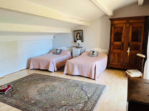 Grande maison familiale avec jardin et dépendances