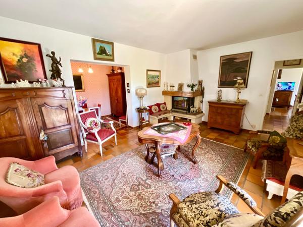 Grande maison familiale avec jardin et dépendances