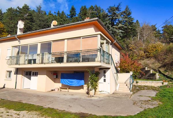 Vanosc (07690) Maison mitoyenne 300² - 3 chambres - Jardin 500m²