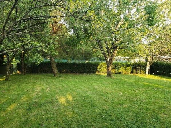 Ensemble immobilier avec garages et terrain