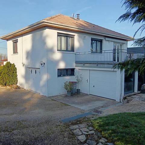 EXCLU – PÉPITE À MIRECOURT ! Dans un quartier calme et cadre champêtre, cette maison 120 m² – 6 pièces offre 3 chambres, 2 salles de bain, terrasse plein sud de 30 m2 garage 50 m², cave superbe et jardin 2200 m². Deux accès indépendants pour plus de possibilités. Opportunité rare, prix de vente 210 000 euros Contactez-moi vite Pascal Choisnel SAFTI 07 84 98 71 60 Pascal.choisnel@safti.fr