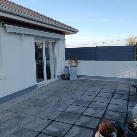 EXCLU – PÉPITE À MIRECOURT ! Dans un quartier calme et cadre champêtre, cette maison 120 m² – 6 pièces offre 3 chambres, 2 salles de bain, terrasse plein sud de 30 m2 garage 50 m², cave superbe et jardin 2200 m². Deux accès indépendants pour plus de possibilités. Opportunité rare, prix de vente 210 000 euros Contactez-moi vite Pascal Choisnel SAFTI 07 84 98 71 60 Pascal.choisnel@safti.fr