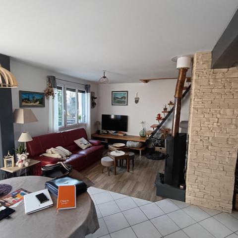EXCLU – PÉPITE À MIRECOURT ! Dans un quartier calme et cadre champêtre, cette maison 120 m² – 6 pièces offre 3 chambres, 2 salles de bain, terrasse plein sud de 30 m2 garage 50 m², cave superbe et jardin 2200 m². Deux accès indépendants pour plus de possibilités. Opportunité rare, prix de vente 210 000 euros Contactez-moi vite Pascal Choisnel SAFTI 07 84 98 71 60 Pascal.choisnel@safti.fr