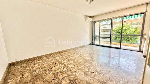 En plein cœur de Vence, à proximité immédiate des commerces, des transports et de toutes les commodités, découvrez cet appartement traversant 2 pièces de 51,50 m² Loi Carrez, situé au 2ᵉ étage avec ascenseur d’une résidence.

L’appartement se compose d’une entrée, d’un séjour de plus de 20 m², d’une cuisine indépendante, d’une chambre avec placard, d’une salle de bains et d’un WC séparé. Il bénéficie également de deux terrasses et est vendu avec une cave.

Ce bien nécessite une rénovation et offre une belle opportunité de créer un intérieur entièrement à votre goût.

Il est équipé de la climatisation réversible, un véritable atout pour le confort au quotidien.

Les deux terrasses constituent un espace extérieur supplémentaire.

Cet appartement conviendra particulièrement à des acquéreurs recherchant un logement à personnaliser en centre-ville ou à des investisseurs souhaitant réaliser un projet locatif.

Les + :

* Centre-ville, tout accessible à pied
* Climatisation réversible
* Ascenseur
* Cave
* traversant

Une belle opportunité pour ceux qui privilégient l’emplacement et souhaitent rénover un appartement à leur image.

Pour visiter contactez, Marine Nascimento  au 0760033041