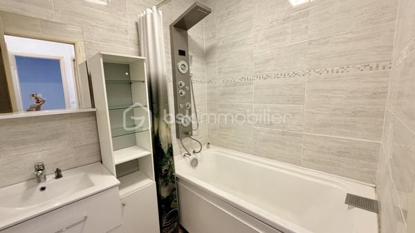 En plein cœur de Vence, à proximité immédiate des commerces, des transports et de toutes les commodités, découvrez cet appartement traversant 2 pièces de 51,50 m² Loi Carrez, situé au 2ᵉ étage avec ascenseur d’une résidence.

L’appartement se compose d’une entrée, d’un séjour de plus de 20 m², d’une cuisine indépendante, d’une chambre avec placard, d’une salle de bains et d’un WC séparé. Il bénéficie également de deux terrasses et est vendu avec une cave.

Ce bien nécessite une rénovation et offre une belle opportunité de créer un intérieur entièrement à votre goût.

Il est équipé de la climatisation réversible, un véritable atout pour le confort au quotidien.

Les deux terrasses constituent un espace extérieur supplémentaire.

Cet appartement conviendra particulièrement à des acquéreurs recherchant un logement à personnaliser en centre-ville ou à des investisseurs souhaitant réaliser un projet locatif.

Les + :

* Centre-ville, tout accessible à pied
* Climatisation réversible
* Ascenseur
* Cave
* traversant

Une belle opportunité pour ceux qui privilégient l’emplacement et souhaitent rénover un appartement à leur image.

Pour visiter contactez, Marine Nascimento  au 0760033041