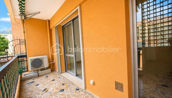 En plein cœur de Vence, à proximité immédiate des commerces, des transports et de toutes les commodités, découvrez cet appartement traversant 2 pièces de 51,50 m² Loi Carrez, situé au 2ᵉ étage avec ascenseur d’une résidence.

L’appartement se compose d’une entrée, d’un séjour de plus de 20 m², d’une cuisine indépendante, d’une chambre avec placard, d’une salle de bains et d’un WC séparé. Il bénéficie également de deux terrasses et est vendu avec une cave.

Ce bien nécessite une rénovation et offre une belle opportunité de créer un intérieur entièrement à votre goût.

Il est équipé de la climatisation réversible, un véritable atout pour le confort au quotidien.

Les deux terrasses constituent un espace extérieur supplémentaire.

Cet appartement conviendra particulièrement à des acquéreurs recherchant un logement à personnaliser en centre-ville ou à des investisseurs souhaitant réaliser un projet locatif.

Les + :

* Centre-ville, tout accessible à pied
* Climatisation réversible
* Ascenseur
* Cave
* traversant

Une belle opportunité pour ceux qui privilégient l’emplacement et souhaitent rénover un appartement à leur image.

Pour visiter contactez, Marine Nascimento  au 0760033041