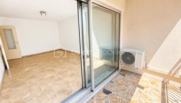 En plein cœur de Vence, à proximité immédiate des commerces, des transports et de toutes les commodités, découvrez cet appartement traversant 2 pièces de 51,50 m² Loi Carrez, situé au 2ᵉ étage avec ascenseur d’une résidence.

L’appartement se compose d’une entrée, d’un séjour de plus de 20 m², d’une cuisine indépendante, d’une chambre avec placard, d’une salle de bains et d’un WC séparé. Il bénéficie également de deux terrasses et est vendu avec une cave.

Ce bien nécessite une rénovation et offre une belle opportunité de créer un intérieur entièrement à votre goût.

Il est équipé de la climatisation réversible, un véritable atout pour le confort au quotidien.

Les deux terrasses constituent un espace extérieur supplémentaire.

Cet appartement conviendra particulièrement à des acquéreurs recherchant un logement à personnaliser en centre-ville ou à des investisseurs souhaitant réaliser un projet locatif.

Les + :

* Centre-ville, tout accessible à pied
* Climatisation réversible
* Ascenseur
* Cave
* traversant

Une belle opportunité pour ceux qui privilégient l’emplacement et souhaitent rénover un appartement à leur image.

Pour visiter contactez, Marine Nascimento  au 0760033041