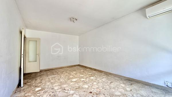 En plein cœur de Vence, à proximité immédiate des commerces, des transports et de toutes les commodités, découvrez cet appartement traversant 2 pièces de 51,50 m² Loi Carrez, situé au 2ᵉ étage avec ascenseur d’une résidence.

L’appartement se compose d’une entrée, d’un séjour de plus de 20 m², d’une cuisine indépendante, d’une chambre avec placard, d’une salle de bains et d’un WC séparé. Il bénéficie également de deux terrasses et est vendu avec une cave.

Ce bien nécessite une rénovation et offre une belle opportunité de créer un intérieur entièrement à votre goût.

Il est équipé de la climatisation réversible, un véritable atout pour le confort au quotidien.

Les deux terrasses constituent un espace extérieur supplémentaire.

Cet appartement conviendra particulièrement à des acquéreurs recherchant un logement à personnaliser en centre-ville ou à des investisseurs souhaitant réaliser un projet locatif.

Les + :

* Centre-ville, tout accessible à pied
* Climatisation réversible
* Ascenseur
* Cave
* traversant

Une belle opportunité pour ceux qui privilégient l’emplacement et souhaitent rénover un appartement à leur image.

Pour visiter contactez, Marine Nascimento  au 0760033041
