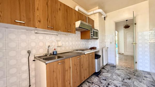 En plein cœur de Vence, à proximité immédiate des commerces, des transports et de toutes les commodités, découvrez cet appartement traversant 2 pièces de 51,50 m² Loi Carrez, situé au 2ᵉ étage avec ascenseur d’une résidence.

L’appartement se compose d’une entrée, d’un séjour de plus de 20 m², d’une cuisine indépendante, d’une chambre avec placard, d’une salle de bains et d’un WC séparé. Il bénéficie également de deux terrasses et est vendu avec une cave.

Ce bien nécessite une rénovation et offre une belle opportunité de créer un intérieur entièrement à votre goût.

Il est équipé de la climatisation réversible, un véritable atout pour le confort au quotidien.

Les deux terrasses constituent un espace extérieur supplémentaire.

Cet appartement conviendra particulièrement à des acquéreurs recherchant un logement à personnaliser en centre-ville ou à des investisseurs souhaitant réaliser un projet locatif.

Les + :

* Centre-ville, tout accessible à pied
* Climatisation réversible
* Ascenseur
* Cave
* traversant

Une belle opportunité pour ceux qui privilégient l’emplacement et souhaitent rénover un appartement à leur image.

Pour visiter contactez, Marine Nascimento  au 0760033041